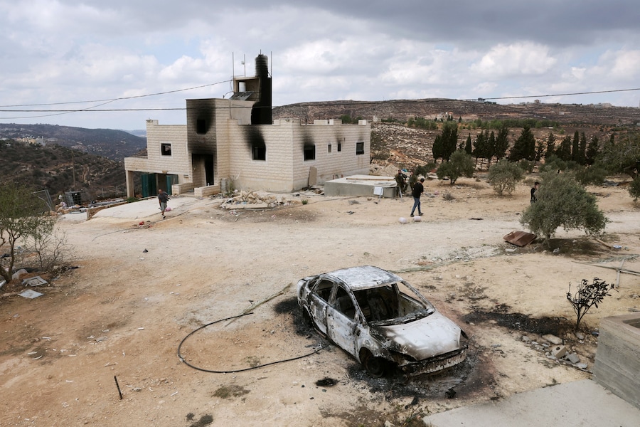 Un veicolo distrutto giace nella proprietà dei palestinesi Mahmod Tubasi, 60 anni, e di sua moglie Aedah, 51 anni, che sostengono sia stata attaccata dai coloni israeliani, a Jalud, nella Cisgiordania occupata da Israele, il 29 settembre 2026. REUTERS/Ammar Awad (REUTERS)