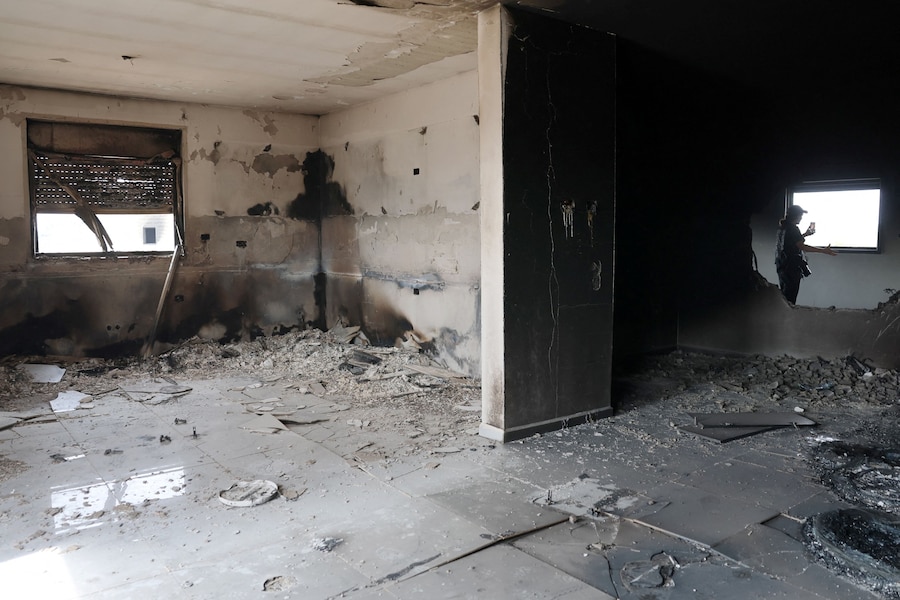 Una vista interna della casa dei palestinesi Mahmod Tubasi, 60 anni, e di sua moglie Aedah, 51 anni, che secondo quanto da loro riferito è stata attaccata dai coloni israeliani, a Jalud, nella Cisgiordania occupata da Israele, il 29 settembre 2026. REUTERS/Ammar Awad (REUTERS)
