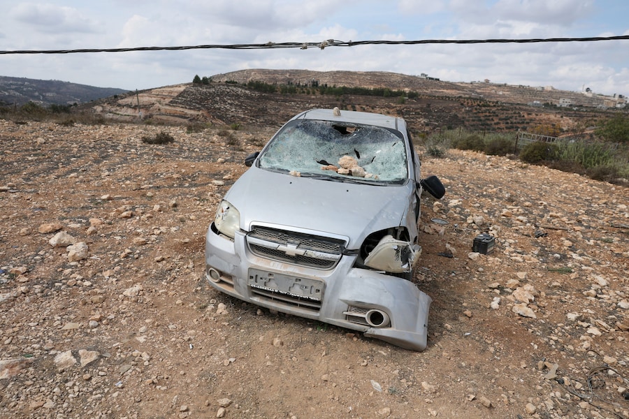 Un veicolo danneggiato giace nella proprietà dei palestinesi Mahmod Tubasi, 60 anni, e di sua moglie Aedah, 51 anni, in quello che secondo loro è stato un attacco da parte di coloni israeliani, a Jalud, nella Cisgiordania occupata da Israele, il 29 settembre 2026. REUTERS/Ammar Awad (REUTERS)