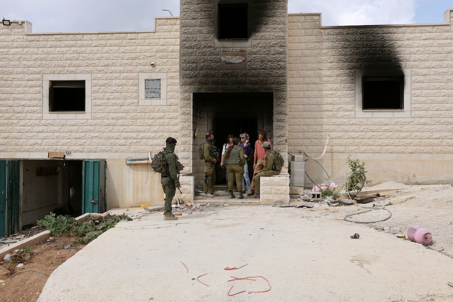 I membri delle forze di sicurezza israeliane parlano con i giornalisti nella proprietà dei palestinesi Mahmod Tubasi, 60 anni, e di sua moglie Aedah, 51 anni, che secondo loro è stata attaccata dai coloni israeliani, a Jalud, nella Cisgiordania occupata da Israele, il 29 settembre 2026. REUTERS/Ammar Awad (REUTERS)