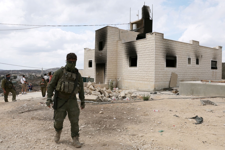Membri delle forze di sicurezza israeliane e giornalisti camminano nella proprietà dei palestinesi Mahmod Tubasi, 60 anni, e di sua moglie Aedah, 51 anni, che secondo loro è stata attaccata dai coloni israeliani, a Jalud, nella Cisgiordania occupata da Israele, il 29 settembre 2026. REUTERS/Ammar Awad (REUTERS)