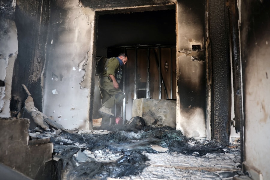 Un membro delle forze di sicurezza israeliane entra in una casa di proprietà dei palestinesi Mahmod Tubasi, 60 anni, e di sua moglie Aedah, 51 anni, che sostengono sia stata attaccata dai coloni israeliani, a Jalud, nella Cisgiordania occupata da Israele, il 29 settembre 2026. REUTERS/Ammar Awad (REUTERS)