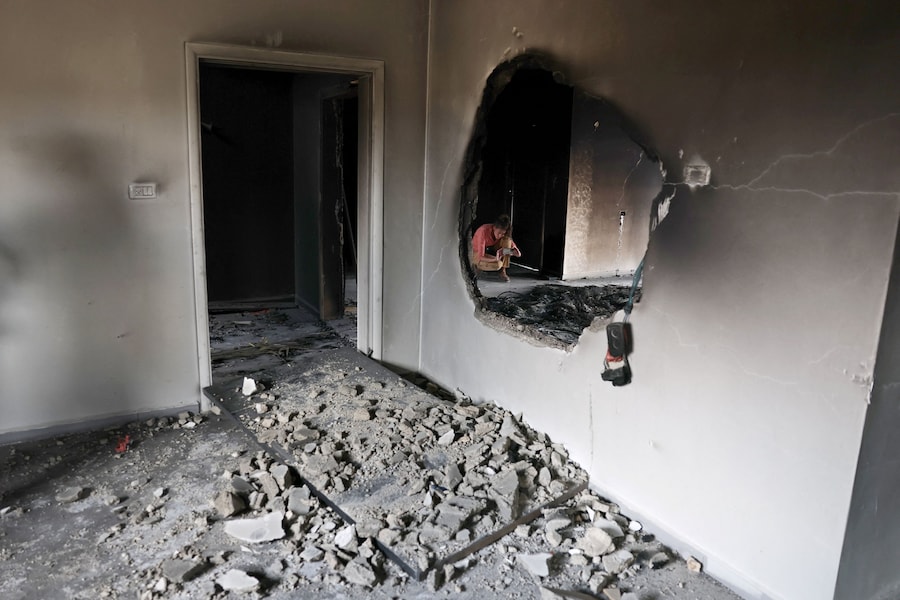 Un giornalista lavora nella tenuta dei palestinesi Mahmod Tubasi, 60 anni, e di sua moglie Aedah, 51 anni, che sostengono sia stata attaccata dai coloni israeliani, a Jalud, nella Cisgiordania occupata da Israele, il 29 settembre 2026. REUTERS/Ammar Awad (REUTERS)