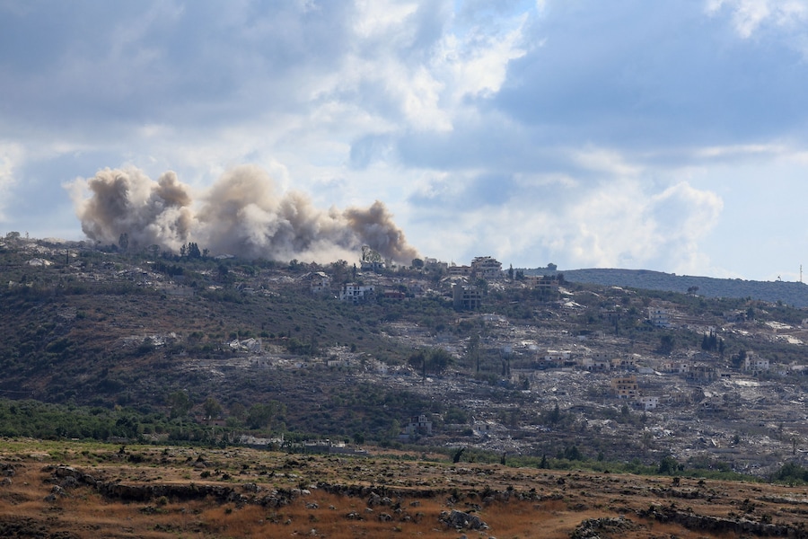 Il fumo che si alza in seguito a un'esplosione a Mansouri, visto da Henniye, in Libano, il 29 settembre 2026. REUTERS/Mohamed Azakir (REUTERS)