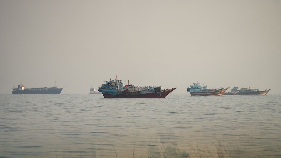 Navi nello Stretto di Hormuz, viste da Musandam, in Oman, il 23 settembre 2026. Foto scattata da una finestra. REUTERS/Stringer/Foto d'archivio (REUTERS)