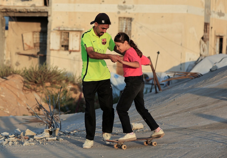 Lo skateboarder palestinese Hamza Daher insegna a una ragazza a fare skateboard sulle rovine degli edifici distrutti durante la guerra, nella città di Gaza, il 24 settembre 2026. REUTERS/Dawoud Abu Alkas (REUTERS)