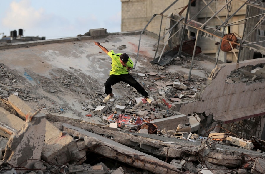 Lo skateboarder palestinese Hamza Daher pattina sulle rovine degli edifici distrutti durante la guerra, nella città di Gaza, il 24 settembre 2026. REUTERS/Dawoud Abu Alkas (REUTERS)