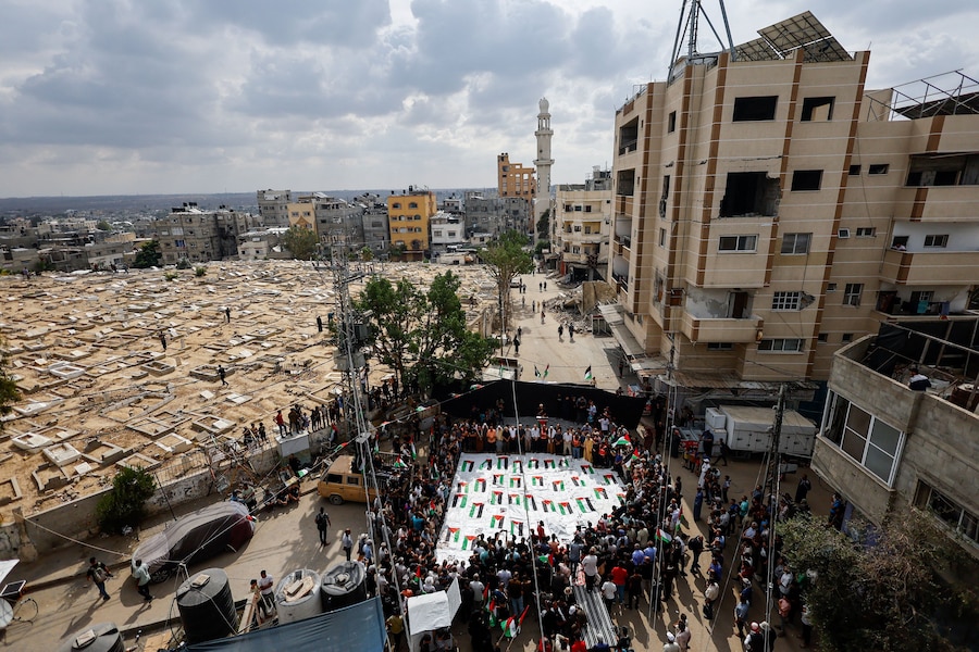I partecipanti al funerale assistono a una cerimonia funebre collettiva per i 41 palestinesi i cui corpi sono stati recuperati dalle macerie di un edificio residenziale colpito da un attacco israeliano il 31 ottobre 2023, secondo quanto riferito dalla Protezione Civile, nel campo profughi di Nuseirat, nella Striscia di Gaza centrale, il 29 settembre 2026. REUTERS/Mahmoud Issa (REUTERS)