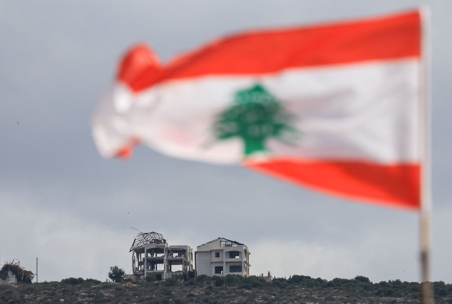 Una bandiera libanese sventola tra gli edifici in rovina a Mansouri, vista da Henniye, in Libano, il 29 settembre 2026. REUTERS/Mohamed Azakir (REUTERS)