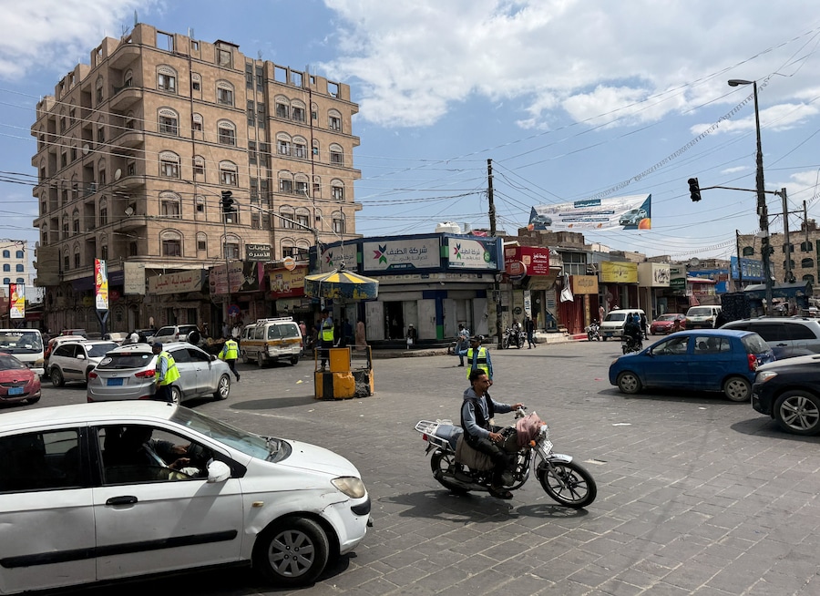 Un uomo guida una moto per una strada di Sanaa, nello Yemen, il 30 settembre 2026. Foto scattata con un cellulare. REUTERS/Adel Al Khader (REUTERS)