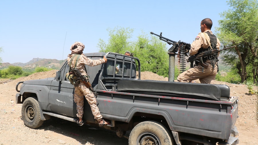 I membri delle forze governative yemenite sostenute dall’Arabia Saudita a bordo di un pick-up militare mentre pattugliano una strada che conduce alla linea del fronte degli scontri con i combattenti houthi alleati dell’Iran, nella provincia di Taiz, in Yemen, il 30 settembre 2026. REUTERS/Ebrahim Al-Suhaibi (REUTERS)