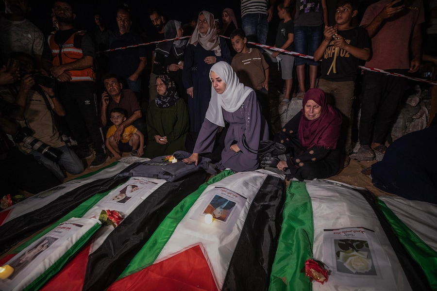I partecipanti al funerale accendono candele durante una cerimonia funebre collettiva e una veglia in memoria di 105 palestinesi, vicino alle macerie dell’edificio Al Tajj nella città di Gaza, nella Striscia di Gaza, il 30 settembre 2026. La Protezione civile di Gaza ha recuperato i resti da sotto le macerie del complesso residenziale Al Tajj, distrutto durante i raid aerei israeliani nell’ottobre 2023. Le vittime, tra cui donne e bambini, sono rimaste intrappolate sotto le macerie per quasi tre anni prima di essere recuperate e sepolte. EPA/MOHAMMED SABER (EPA)