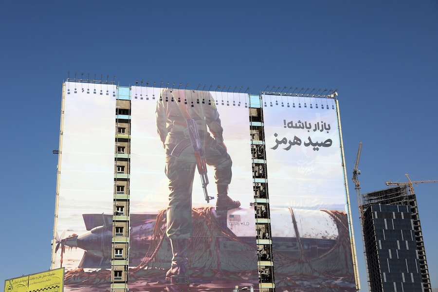 Il 24 settembre 2026, in piazza Vanak a Teheran, in Iran, è stato esposto un cartellone pubblicitario anti-statunitense che raffigurava un membro della Guardia Rivoluzionaria Iraniana (IRGC) con il piede appoggiato su un veicolo subacqueo senza equipaggio statunitense, che l’Iran sosteneva di aver sequestrato nello Stretto di Hormuz. Il conflitto tra Iran e Stati Uniti continua, mentre sia il presidente iraniano che quello statunitense hanno rilasciato dichiarazioni contro l’altro in occasione dell’Assemblea Generale delle Nazioni Unite a New York. EPA/ABEDIN TAHERKENAREH (EPA)
