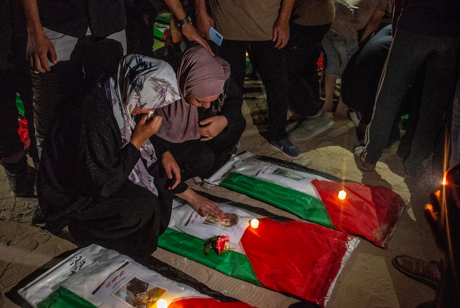 I partecipanti al funerale accendono candele durante una cerimonia funebre collettiva e una veglia in memoria di 105 palestinesi, vicino alle macerie dell’edificio Al Tajj nella città di Gaza, nella Striscia di Gaza, il 30 settembre 2026. La Protezione Civile di Gaza ha recuperato i resti da sotto le macerie del complesso residenziale Al Tajj, distrutto durante i raid aerei israeliani nell’ottobre 2023. Le vittime, tra cui donne e bambini, sono rimaste intrappolate sotto le macerie per quasi tre anni prima di essere recuperate e sepolte. EPA/MOHAMMED SABER (EPA)