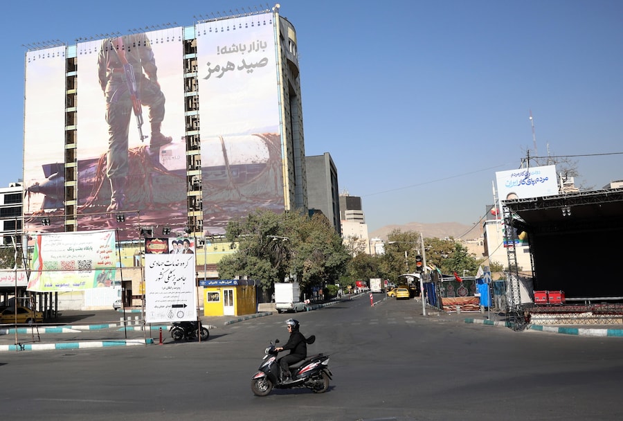 Una donna iraniana passa in moto davanti al cartellone pubblicitario anti-USA che raffigura un membro della Guardia Rivoluzionaria Iraniana (IRGC) mentre appoggia il piede su un veicolo subacqueo senza equipaggio statunitense, che l’Iran ha affermato di aver sequestrato nello Stretto di Ormuz, affisso in piazza Vanak a Teheran, in Iran, 24 settembre 2026. Il conflitto tra Iran e Stati Uniti continua, mentre sia il presidente iraniano che quello statunitense hanno rilasciato dichiarazioni reciproche all’Assemblea Generale delle Nazioni Unite a New York. EPA/ABEDIN TAHERKENAREH (EPA)