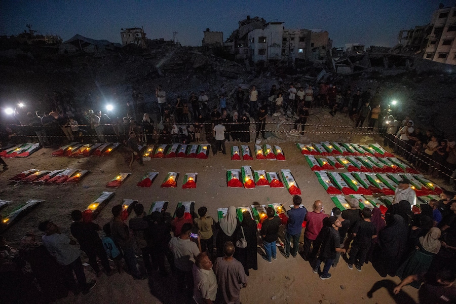 I partecipanti al funerale accendono candele durante una cerimonia funebre collettiva e una veglia in memoria di 105 palestinesi, vicino alle macerie dell’edificio Al Tajj nella città di Gaza, nella Striscia di Gaza, il 30 settembre 2026. La Protezione Civile di Gaza ha recuperato i resti da sotto le macerie del complesso residenziale Al Tajj, distrutto durante i raid aerei israeliani nell’ottobre 2023. Le vittime, tra cui donne e bambini, sono rimaste intrappolate sotto le macerie per quasi tre anni prima di essere recuperate e sepolte. EPA/MOHAMMED SABER (EPA)