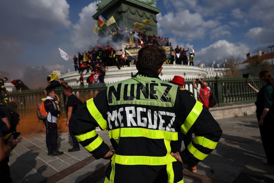 I vigili del fuoco francesi si radunano in Place de la Bastille durante una manifestazione per chiedere maggiori risorse e finanziamenti dopo un’estate segnata da incendi di vaste proporzioni, a Parigi, nell’ambito di una giornata di scioperi e proteste dei lavoratori del settore pubblico in Francia, il 29 settembre 2026. REUTERS/Tom Nicholson (REUTERS)
