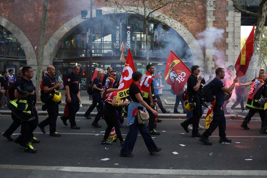 I vigili del fuoco francesi sventolano le bandiere del sindacato CGT durante una manifestazione per chiedere maggiori risorse e finanziamenti dopo un’estate segnata da incendi di vaste proporzioni, a Parigi, nell’ambito di una giornata di scioperi e proteste dei lavoratori del settore pubblico in Francia, il 29 settembre 2026. REUTERS/Tom Nicholson (REUTERS)