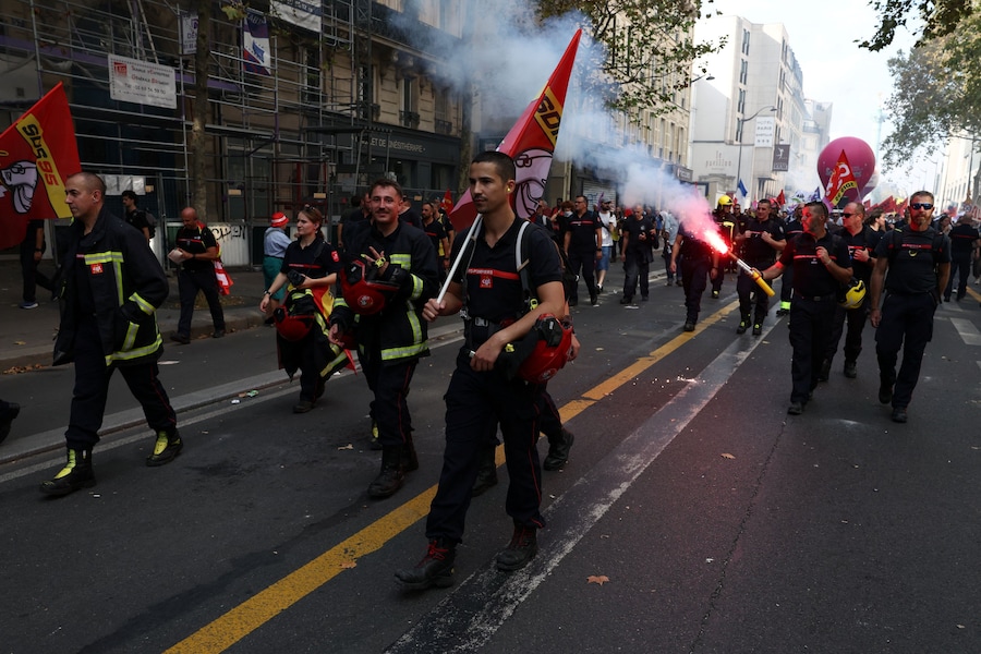 I vigili del fuoco francesi partecipano a una manifestazione per chiedere maggiori risorse e finanziamenti dopo un’estate segnata da incendi di vaste proporzioni, a Parigi, nell’ambito di una giornata di scioperi e proteste dei lavoratori del settore pubblico in Francia, il 29 settembre 2026. REUTERS/Tom Nicholson (REUTERS)
