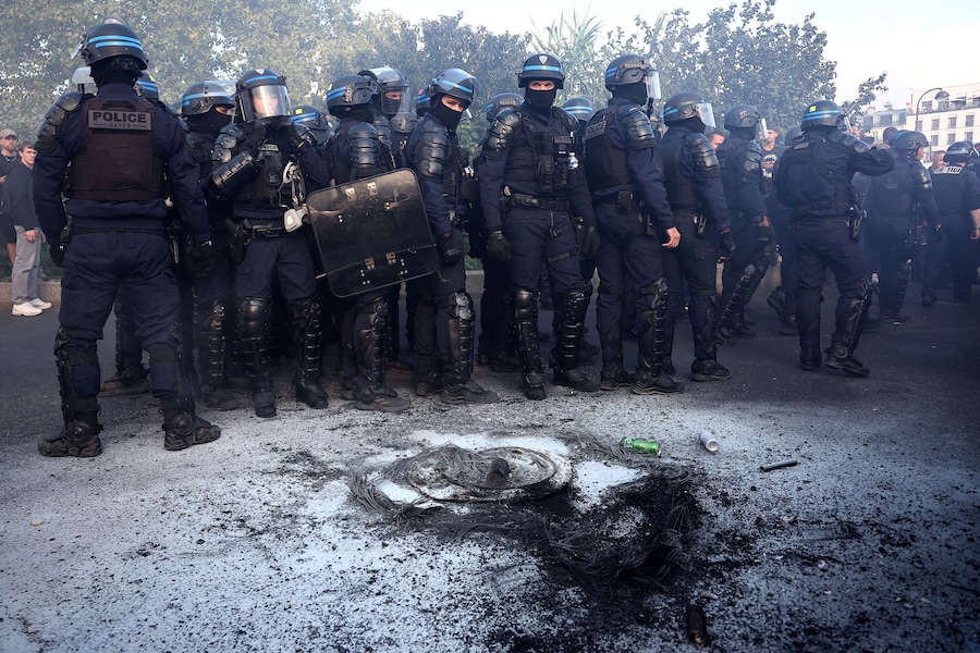 La polizia francese osserva una manifestazione dei vigili del fuoco francesi in sciopero, che chiedono maggiori risorse e finanziamenti dopo un’estate segnata da incendi di vaste proporzioni, a Parigi, nell’ambito di una giornata di scioperi e proteste dei lavoratori del settore pubblico in Francia, il 29 settembre 2026. REUTERS/Abdul Saboor (REUTERS)