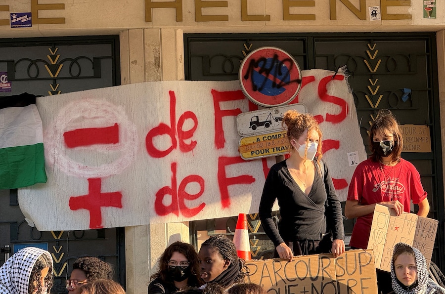 Studenti delle scuole superiori francesi bloccano l'accesso al liceo Helene Boucher di Parigi nell'ambito di una giornata di scioperi e proteste dei lavoratori del settore pubblico, tra cui i vigili del fuoco, in Francia, il 29 settembre 2026. REUTERS/Lucien Libert (REUTERS)