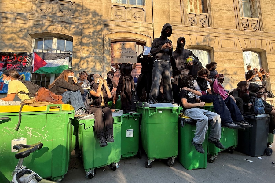 Gli studenti delle scuole superiori francesi bloccano l'accesso al Liceo Arago di Parigi nell'ambito di una giornata di scioperi e proteste dei lavoratori del settore pubblico, tra cui i vigili del fuoco, in Francia, il 29 settembre 2026. REUTERS/Lucien Libert (REUTERS)