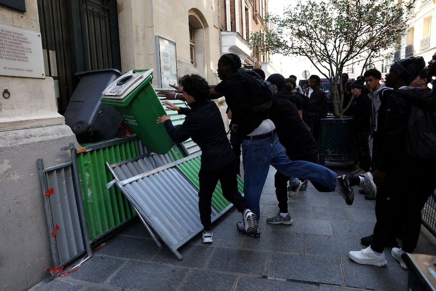 Gli studenti di un liceo francese installano bidoni della spazzatura e barriere per bloccare l'accesso al Liceo François-Truffaut di Parigi, nell'ambito di una giornata di scioperi e proteste dei lavoratori del settore pubblico, tra cui i vigili del fuoco, in Francia, il 29 settembre 2026. REUTERS/Tom Nicholson (REUTERS)