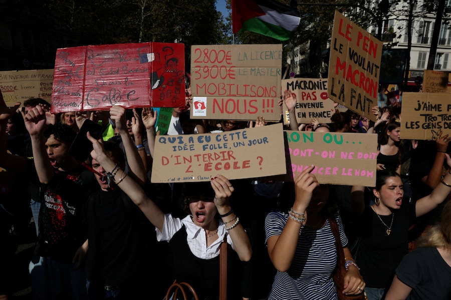 Studenti francesi espongono cartelli durante una manifestazione dei lavoratori del settore pubblico per rivendicare migliori condizioni di lavoro e maggiori risorse, nell’ambito di una giornata di scioperi e proteste dei lavoratori del settore pubblico, tra cui i vigili del fuoco, a Parigi, in Francia, il 29 settembre 2026. REUTERS/Tom Nicholson (REUTERS)
