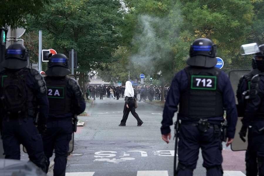 La polizia antisommossa francese si schiera mentre gli studenti delle scuole superiori francesi partecipano a una manifestazione nei pressi del Liceo Faidherbe di Lille, nell’ambito delle proteste nazionali per chiedere l’assunzione di insegnanti supplenti, maggiori risorse e migliori condizioni di apprendimento, in Francia, il 1° ottobre 2026. REUTERS/Noemie Olive (REUTERS)