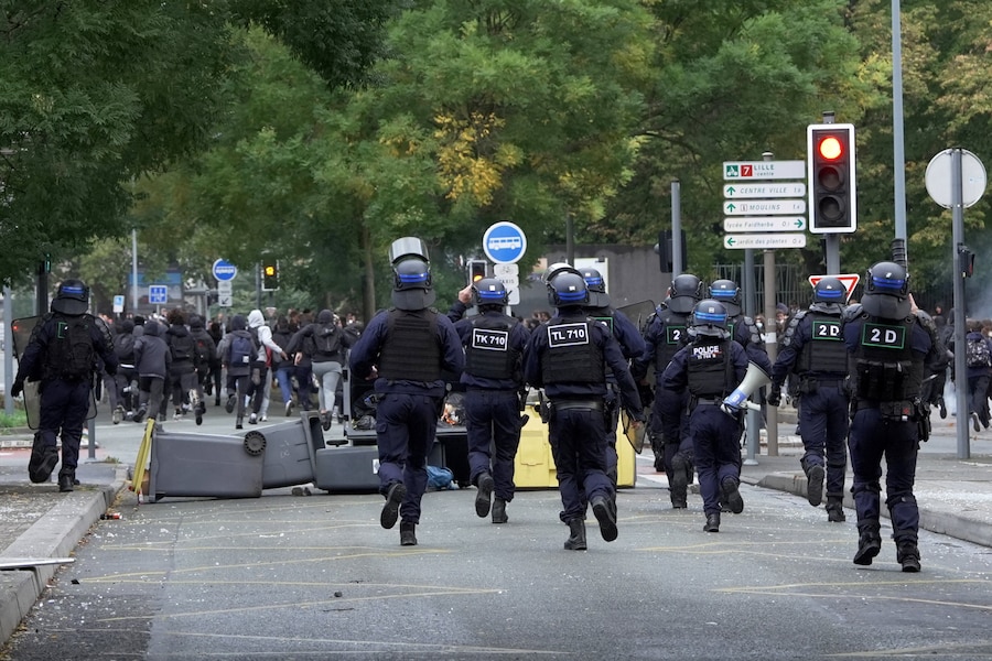 La polizia antisommossa francese fugge mentre gli studenti delle scuole superiori francesi partecipano a una manifestazione nei pressi del Liceo Faidherbe di Lille, nell’ambito delle proteste nazionali per chiedere l’assunzione di insegnanti supplenti, maggiori risorse e migliori condizioni di apprendimento, in Francia, il 1° ottobre 2026. REUTERS/Noemie Olive (REUTERS)