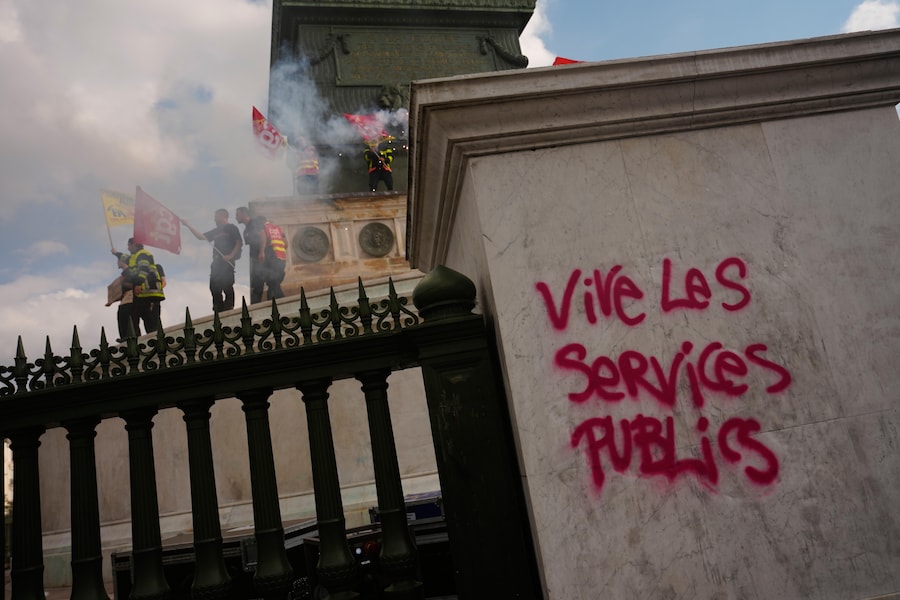 Uno striscione recita "Lunga vita ai servizi pubblici" durante una manifestazione contro la presentazione da parte del governo del progetto di bilancio per il prossimo anno, a Parigi, martedì 29 settembre 2026. (AP Photo/Teresa Suarez) (APN)