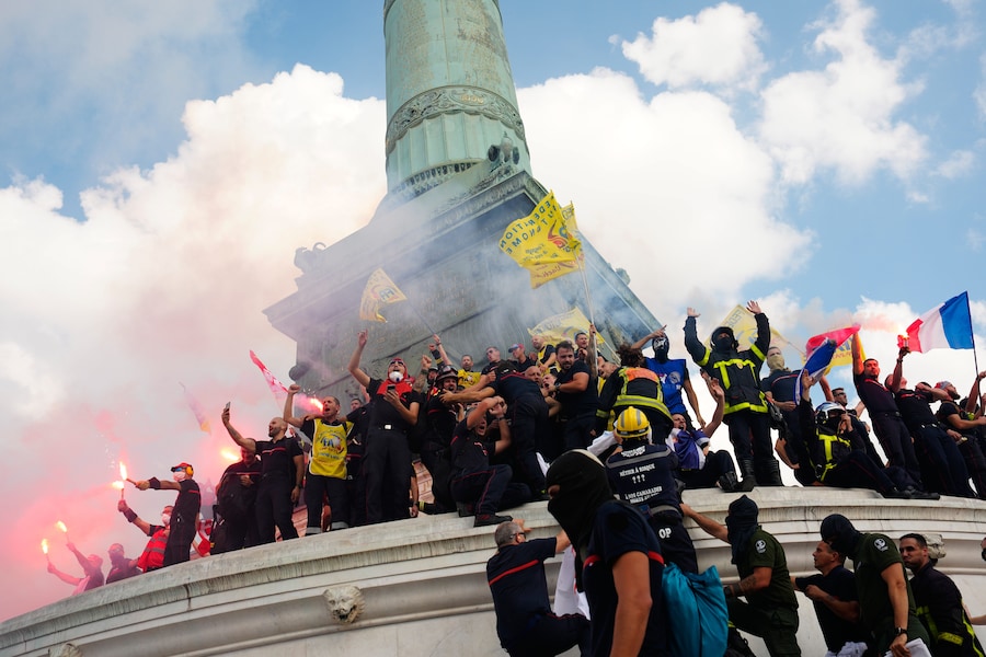 Un vigile del fuoco protesta contro la pubblicazione da parte del governo del progetto di bilancio per il prossimo anno, a Parigi, martedì 29 settembre 2026. (Foto AP/Teresa Suarez) (APN)