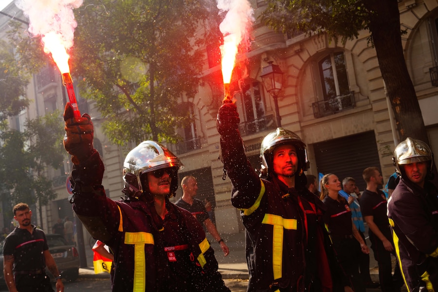I vigili del fuoco protestano contro la pubblicazione da parte del governo del progetto di bilancio per il prossimo anno, a Parigi, martedì 29 settembre 2026. (Foto AP/Teresa Suarez) (APN)