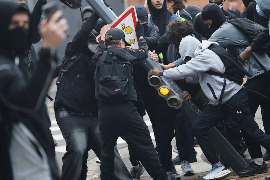 Martedì 29 settembre 2026, a Lille, in Francia, alcuni studenti hanno abbattuto un semaforo vicino al liceo Baggio, bloccato in segno di protesta contro la pubblicazione da parte del governo del progetto di bilancio per il prossimo anno. (Foto AP/Jean-François Badias) (APS)