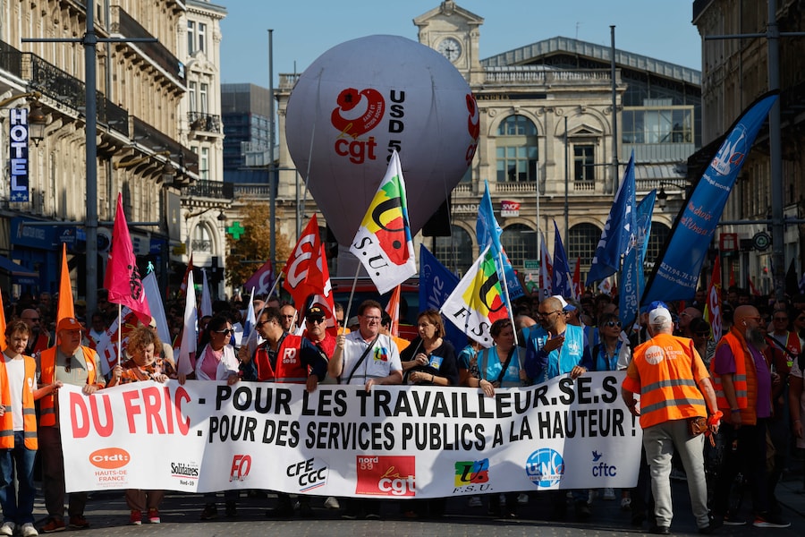 Martedì 29 settembre 2026, a Lille, in Francia, i manifestanti scendono in piazza per protestare contro la pubblicazione da parte del governo del progetto di bilancio per il prossimo anno. (AP Photo/Jean-Francois Badias) (APN)