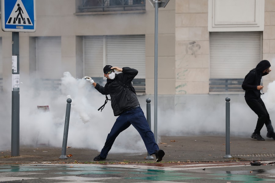 Uno studente delle superiori lancia una granata lacrimogena durante una manifestazione per chiedere maggiori risorse per le scuole, a Lille, in Francia, mercoledì 30 settembre 2026. (AP Photo/Jean-Francois Badias) (APN)