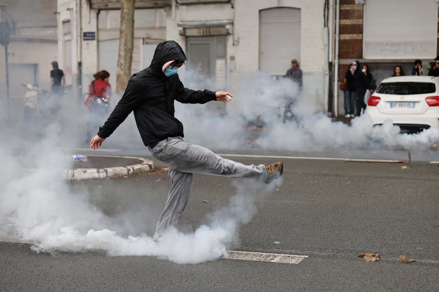 Uno studente delle superiori calcia una bomboletta di gas lacrimogeno mentre manifesta per chiedere maggiori risorse per le scuole, a Lille, in Francia, mercoledì 30 settembre 2026. (AP Photo/Jean-Francois Badias) (APN)