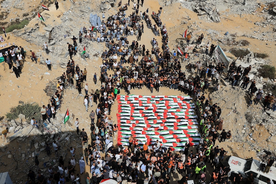 Il 1° ottobre 2026, a Gaza City, i partecipanti al lutto assistono a un funerale collettivo in memoria dei palestinesi i cui corpi sono stati recuperati dalle macerie di un edificio residenziale colpito da un attacco israeliano nell’ottobre 2023, secondo quanto riferito dalla Protezione Civile. REUTERS/Dawoud Abu Alkas (REUTERS)