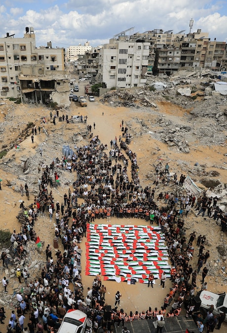 Il 1° ottobre 2026, a Gaza City, i partecipanti al funerale assistono a una cerimonia funebre collettiva in memoria dei palestinesi i cui corpi sono stati recuperati dalle macerie di un edificio residenziale colpito da un attacco israeliano nell’ottobre 2023, secondo quanto riferito dalla Protezione Civile. REUTERS/Dawoud Abu Alkas (REUTERS)