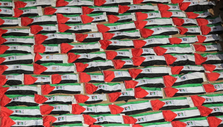 I resti di alcuni palestinesi, avvolti nelle bandiere palestinesi, i cui corpi sono stati recuperati dalle macerie di un edificio residenziale colpito da un attacco israeliano nell’ottobre 2023, secondo quanto riferito dalla Protezione Civile, giacciono a terra durante un funerale di massa nella città di Gaza, il 1° ottobre 2026. REUTERS/Dawoud Abu Alkas (REUTERS)