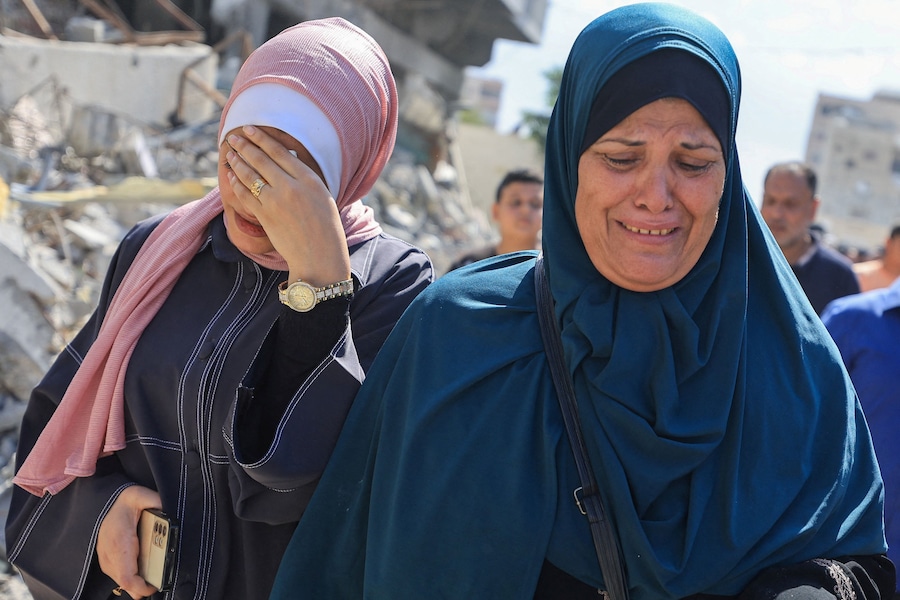 Il 1° ottobre 2026, a Gaza City, i partecipanti al funerale assistono a una cerimonia funebre collettiva in memoria dei palestinesi i cui corpi sono stati recuperati dalle macerie di un edificio residenziale colpito da un attacco israeliano nell’ottobre 2023, secondo quanto riferito dalla Protezione Civile. REUTERS/Dawoud Abu Alkas (REUTERS)