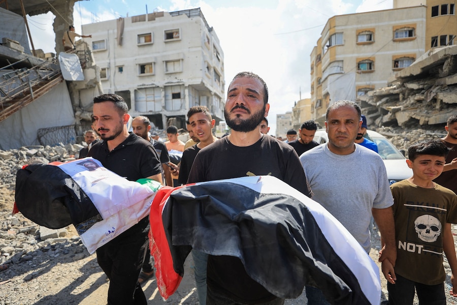 Il 1° ottobre 2026, a Gaza City, i partecipanti al lutto assistono a un funerale collettivo in memoria dei palestinesi i cui corpi sono stati recuperati dalle macerie di un edificio residenziale colpito da un attacco israeliano nell’ottobre 2023, secondo quanto riferito dalla Protezione Civile. REUTERS/Dawoud Abu Alkas (REUTERS)