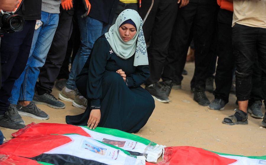 Un partecipante al lutto assiste a una messa funebre collettiva per i palestinesi i cui corpi sono stati recuperati dalle macerie di un edificio residenziale colpito da un attacco israeliano nell’ottobre 2023, secondo quanto riferito dalla Protezione Civile, a Gaza City il 1° ottobre 2026. REUTERS/Dawoud Abu Alkas (REUTERS)