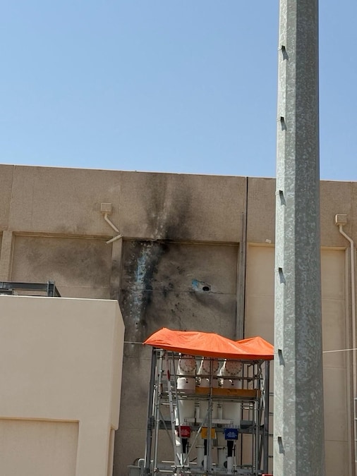 I danni alla stazione di distribuzione elettrica di Taiba, che secondo le autorità saudite sarebbero stati causati da un attacco con droni sferrato dagli Houthi, in questa foto fornita scattata il 29 settembre 2026 a Medina, in Arabia Saudita, e diffusa il 1° ottobre 2026. Saudi Press Agency/Foto fornita via REUTERS (via REUTERS)