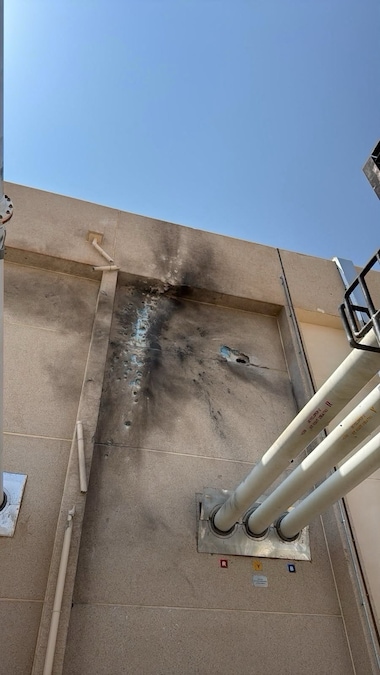 I danni alla stazione di distribuzione elettrica di Taiba, che secondo le autorità saudite sarebbero stati causati da un attacco con droni da parte degli Houthi, in questa foto fornita scattata il 29 settembre 2026 a Medina, in Arabia Saudita, e diffusa il 1° ottobre 2026. Agenzia di stampa saudita/Foto fornita tramite REUTERS (via REUTERS)