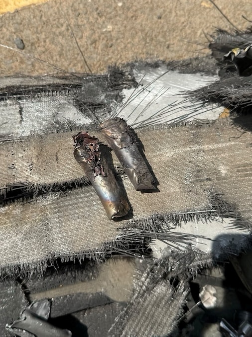 Resti di un drone, che secondo le autorità saudite sarebbe stato lanciato dagli Houthi, in questa foto fornita dall’agenzia e scattata il 29 settembre 2026 a Medina, in Arabia Saudita, e diffusa il 1° ottobre 2026. Saudi Press Agency/Foto fornita dall’agenzia via REUTERS (via REUTERS)