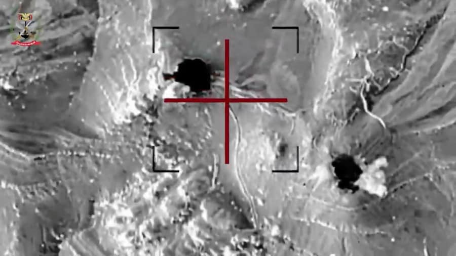Il fumo si alza dalle esplosioni durante quelli che, secondo le Forze Armate yemenite, sarebbero stati attacchi mirati contro il personale, le attrezzature e gli spostamenti delle milizie Houthi, in una località indicata come Taiz, nello Yemen, in questa immagine tratta da un video diffuso il 1° ottobre 2026. Centro stampa delle Forze armate yemenite/Immagine fornita tramite REUTERS (via REUTERS)