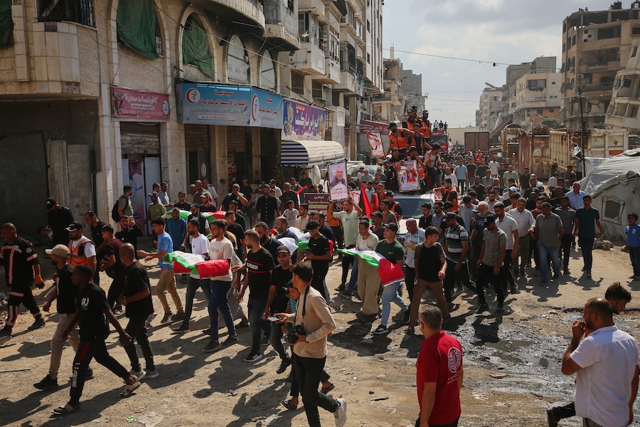I partecipanti al funerale trasportano le salme avvolte nella bandiera dei palestinesi uccisi negli attacchi israeliani durante la guerra con Hamas, dopo che sono state recuperate dalle macerie, durante il loro funerale a Gaza City, giovedì 1 ottobre 2026. (AP Photo/Yousef Al Zanoun) (APN)