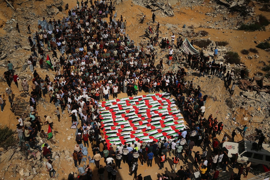 I partecipanti al funerale si radunano attorno alle salme avvolte nella bandiera dei palestinesi uccisi negli attacchi israeliani durante la guerra con Hamas, dopo che sono state recuperate dalle macerie, durante il loro funerale nella città di Gaza, giovedì 1 ottobre 2026. (AP Photo/Yousef Al Zanoun) (APN)
