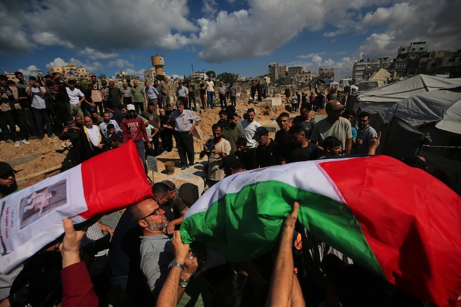 I partecipanti al funerale trasportano le salme, avvolte nella bandiera, dei palestinesi uccisi negli attacchi israeliani durante la guerra con Hamas, dopo che sono state recuperate dalle macerie, durante il funerale tenutosi a Gaza City giovedì 1 ottobre 2026. (Foto AP/Yousef Al Zanoun) (APN)